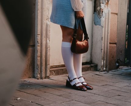 Podkolanówki damskie – jak wybrać model dopasowany do potrzeb nóg